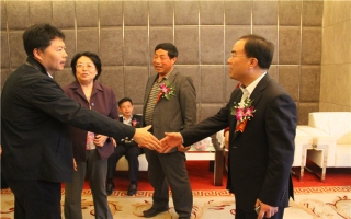 國家發(fā)展改革委資源節(jié)約與環(huán)境保護(hù)司牛波處長（和劉總握手）、全國墻材革新工作委員會(huì)會(huì)長滕軍力（女士）