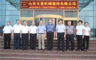 清華大學(xué)建筑設(shè)計(jì)研究院副院長、研究員侯建群蒞臨