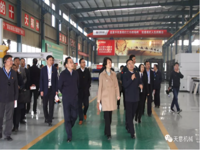 濟(jì)寧市委常委、組織部部長孔凡萍帶領(lǐng)全市“兩新”組織黨建工作現(xiàn)場(chǎng)觀摩團(tuán)蒞臨天意機(jī)械調(diào)研指導(dǎo)